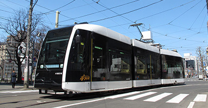 札幌市内を走る新型路面電車