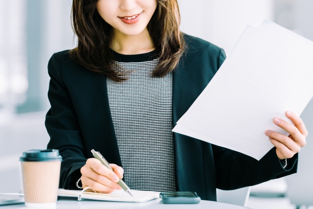 女性が書類整理している写真